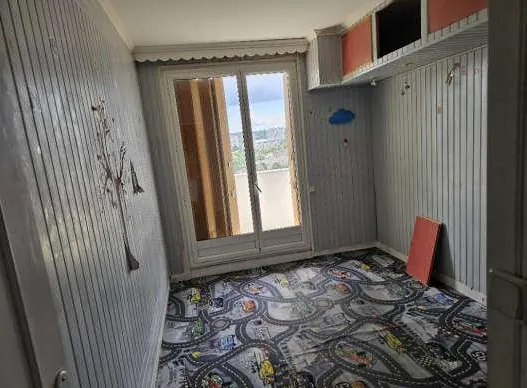Appartement T3 à vendre à Poissy pour 35 000 € – Superficie 66 m² 