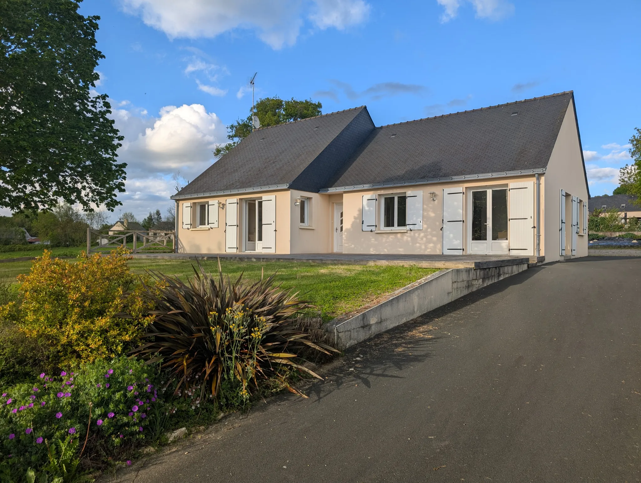 Maison familiale avec jardin, dépendance et potentiel à Erbray (44110) 
