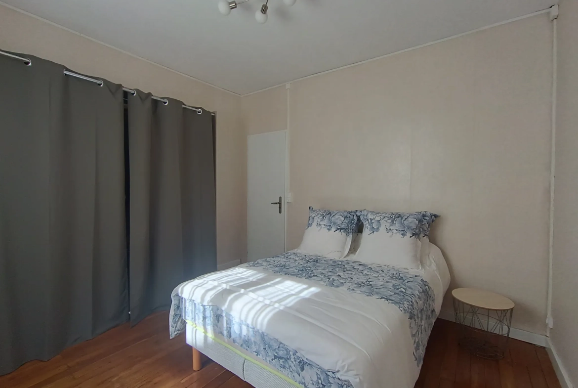 Maison de ville à Chef-Boutonne avec garage, 4 chambres et chauffage pompe à chaleur 
