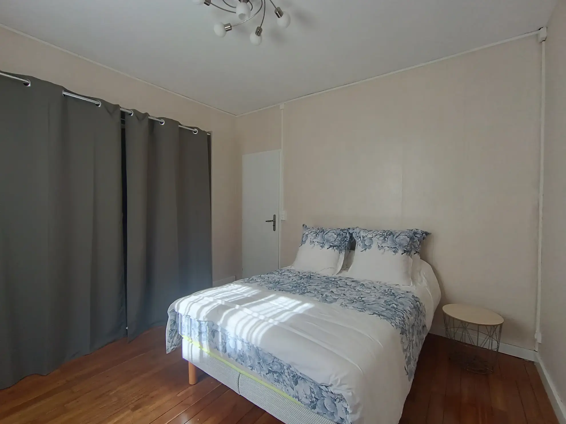 Maison de ville à Chef-Boutonne avec garage, 4 chambres et chauffage pompe à chaleur 