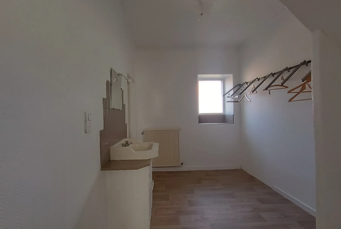 Maison de ville à Chef-Boutonne avec garage, 4 chambres et chauffage pompe à chaleur 
