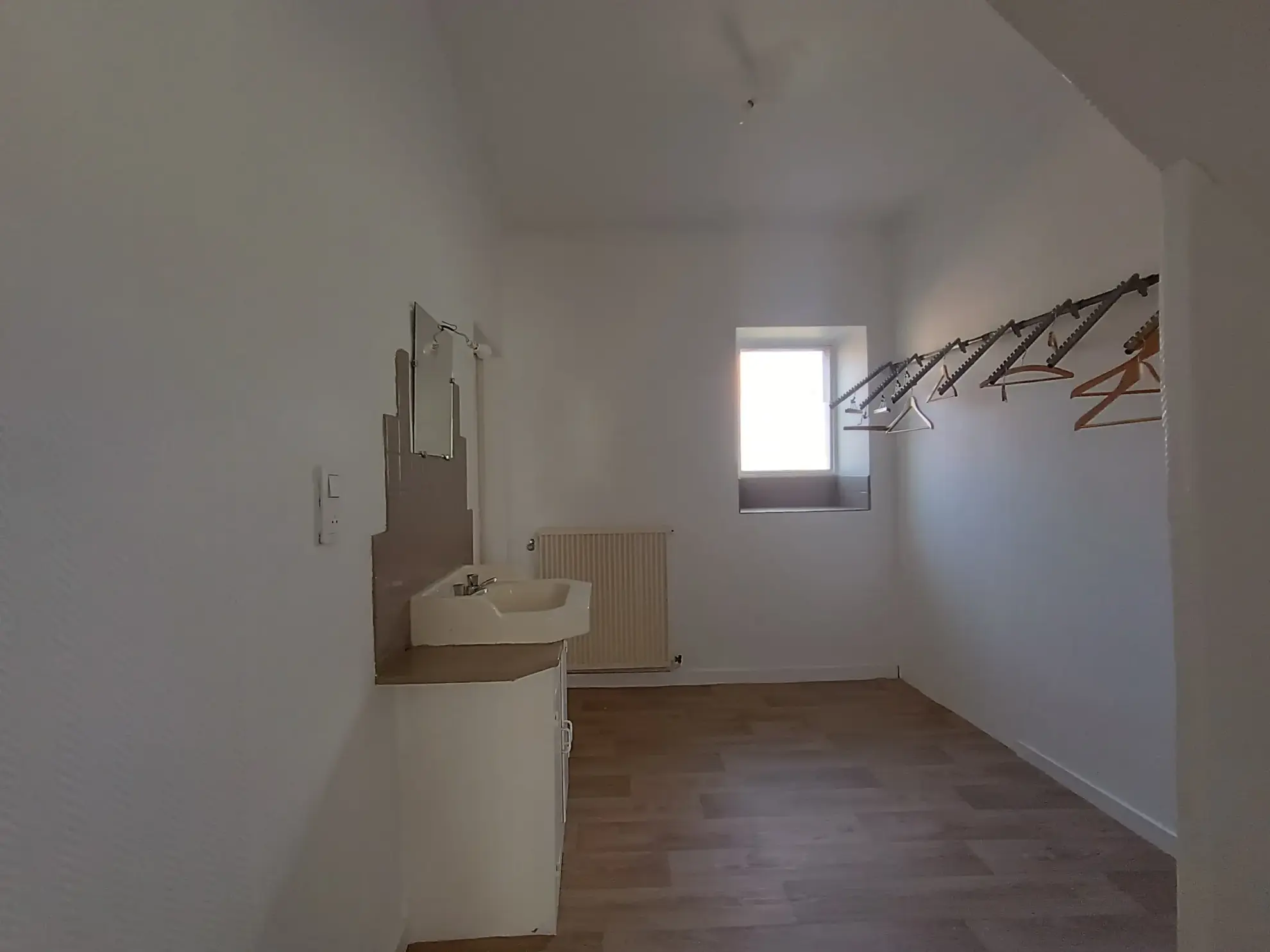 Maison de ville à Chef-Boutonne avec garage, 4 chambres et chauffage pompe à chaleur 