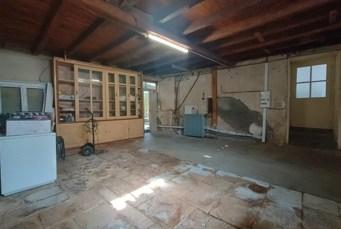 Maison de ville à Chef-Boutonne avec garage, 4 chambres et chauffage pompe à chaleur 