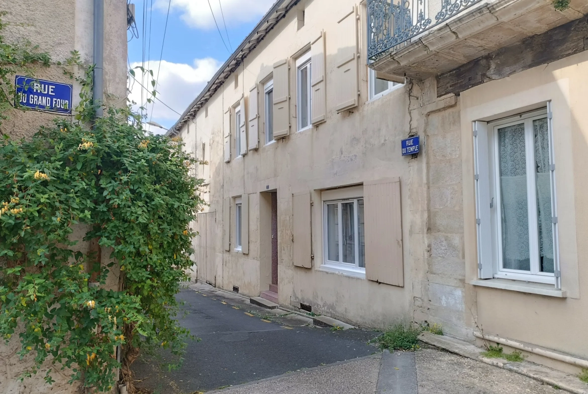 Maison de ville à Chef-Boutonne avec garage, 4 chambres et chauffage pompe à chaleur 