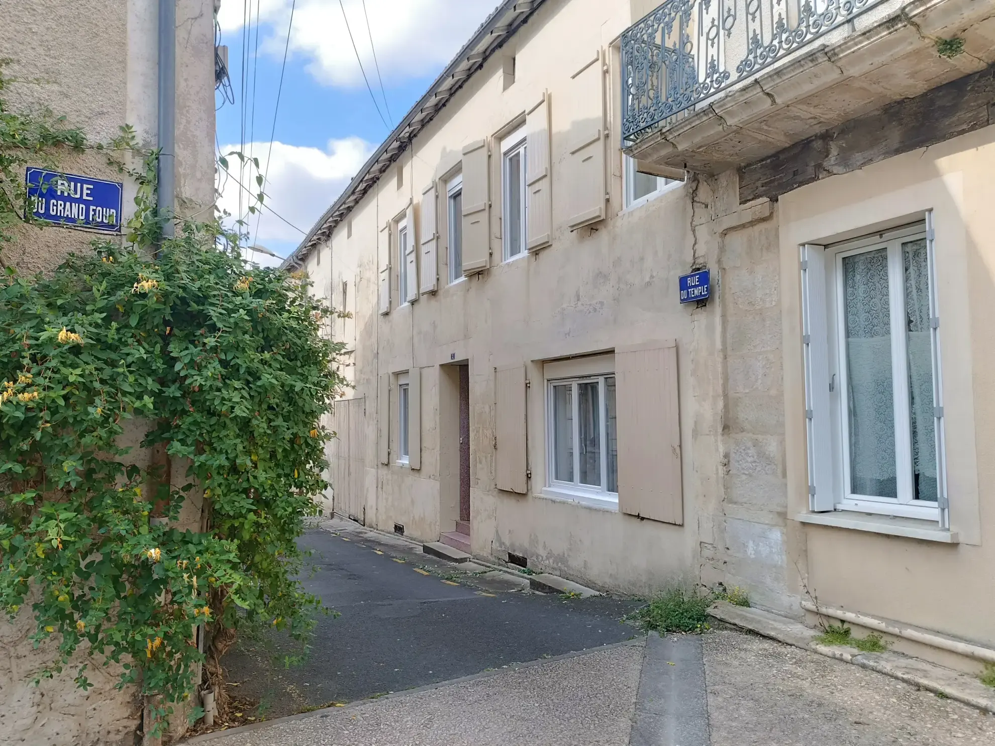 Maison de ville à Chef-Boutonne avec garage, 4 chambres et chauffage pompe à chaleur 