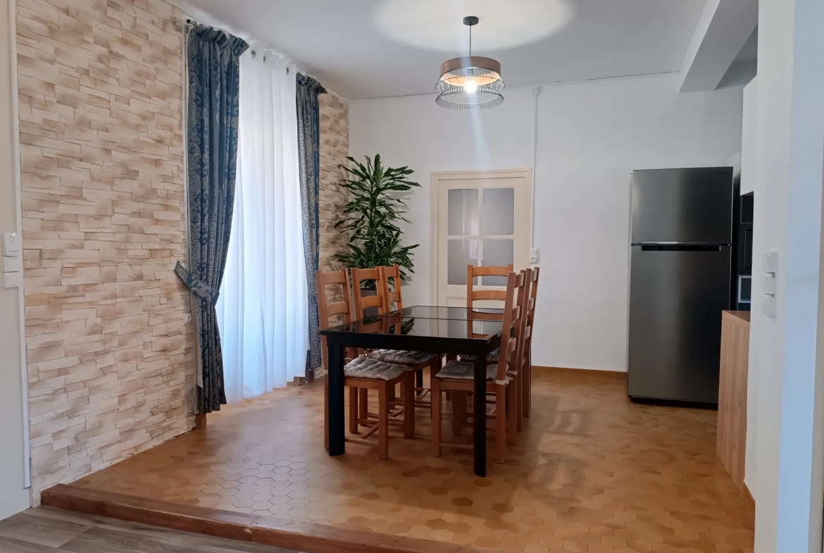 Maison de ville à Chef-Boutonne avec garage, 4 chambres et chauffage pompe à chaleur 