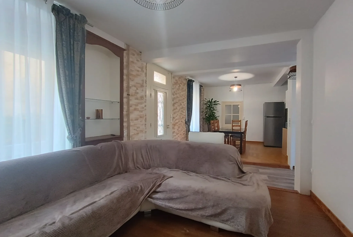 Maison de ville à Chef-Boutonne avec garage, 4 chambres et chauffage pompe à chaleur 
