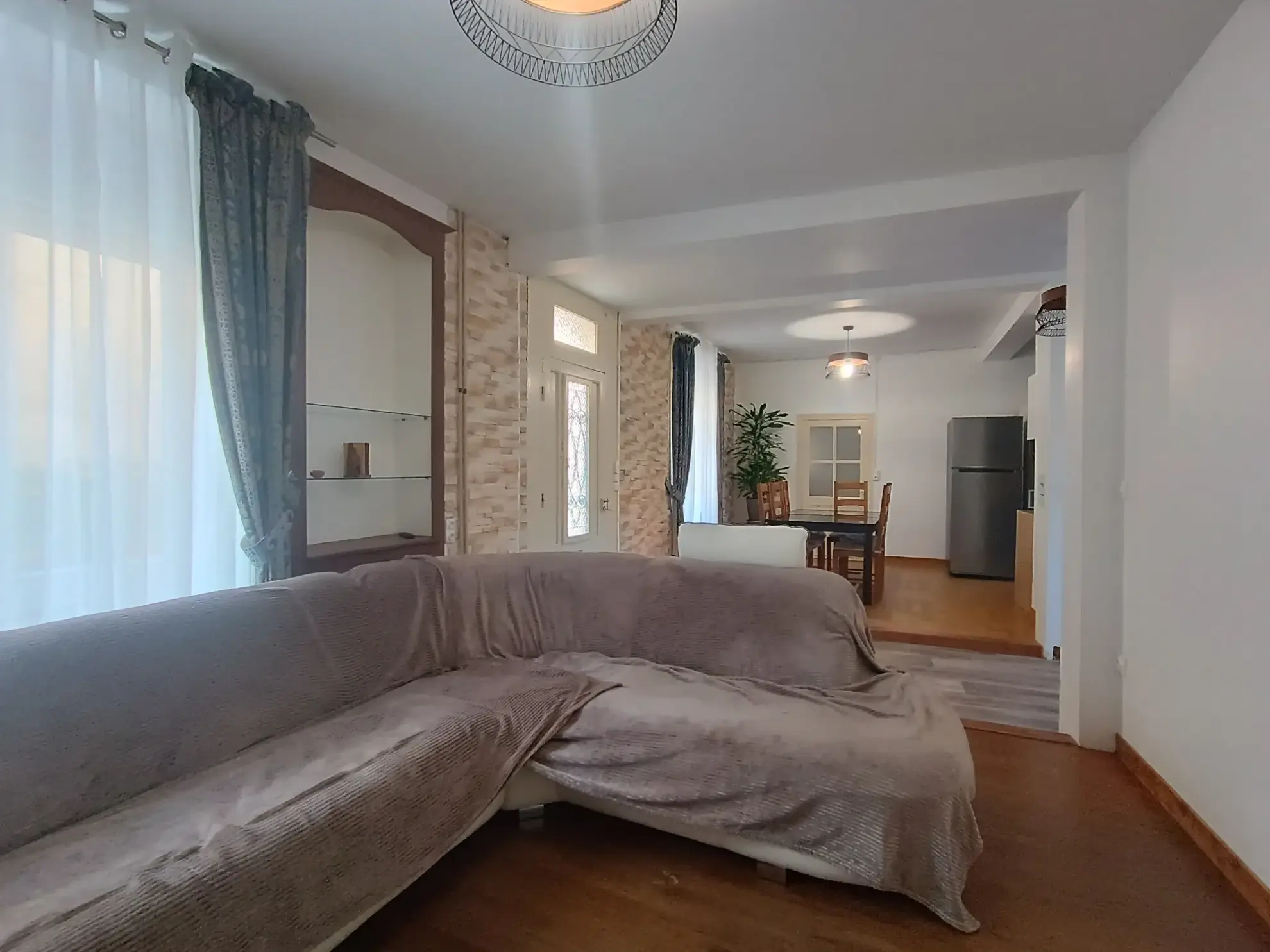 Maison de ville à Chef-Boutonne avec garage, 4 chambres et chauffage pompe à chaleur 