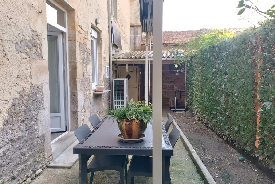 Maison de ville à Chef-Boutonne avec garage, 4 chambres et chauffage pompe à chaleur 