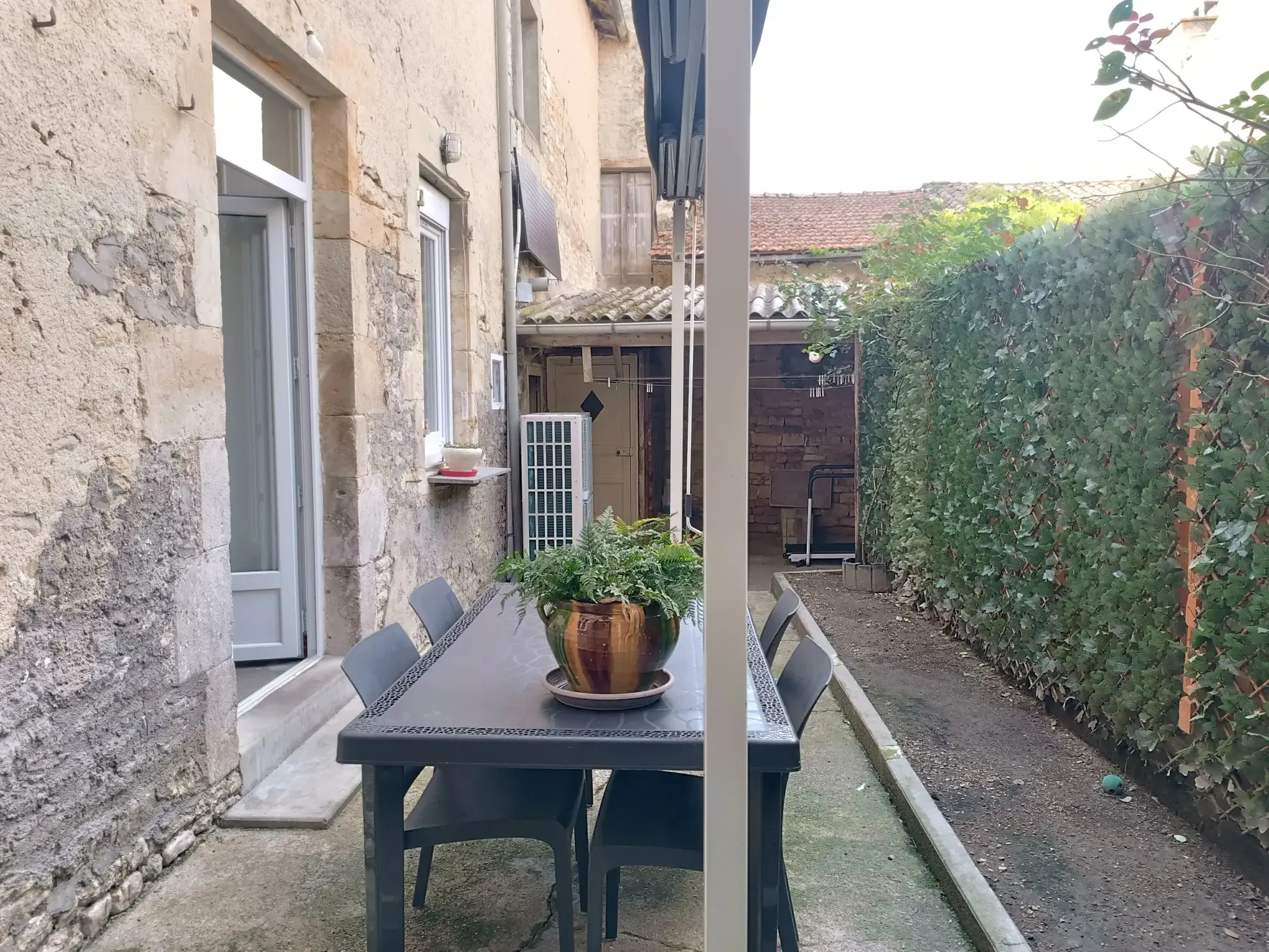 Maison de ville à Chef-Boutonne avec garage, 4 chambres et chauffage pompe à chaleur 