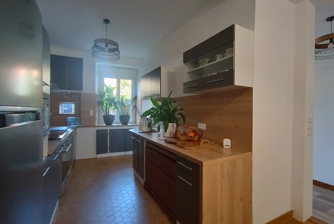 Maison de ville à Chef-Boutonne avec garage, 4 chambres et chauffage pompe à chaleur 