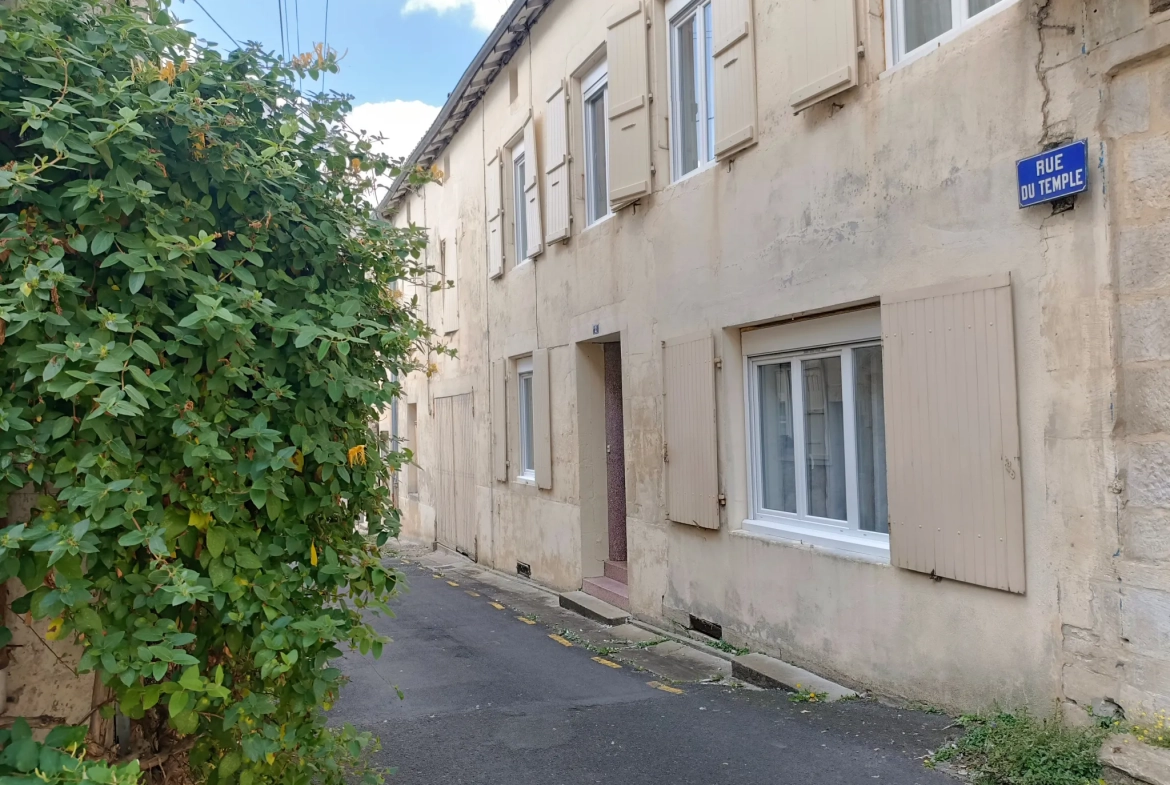 Maison de ville à Chef-Boutonne avec garage, 4 chambres et chauffage pompe à chaleur 
