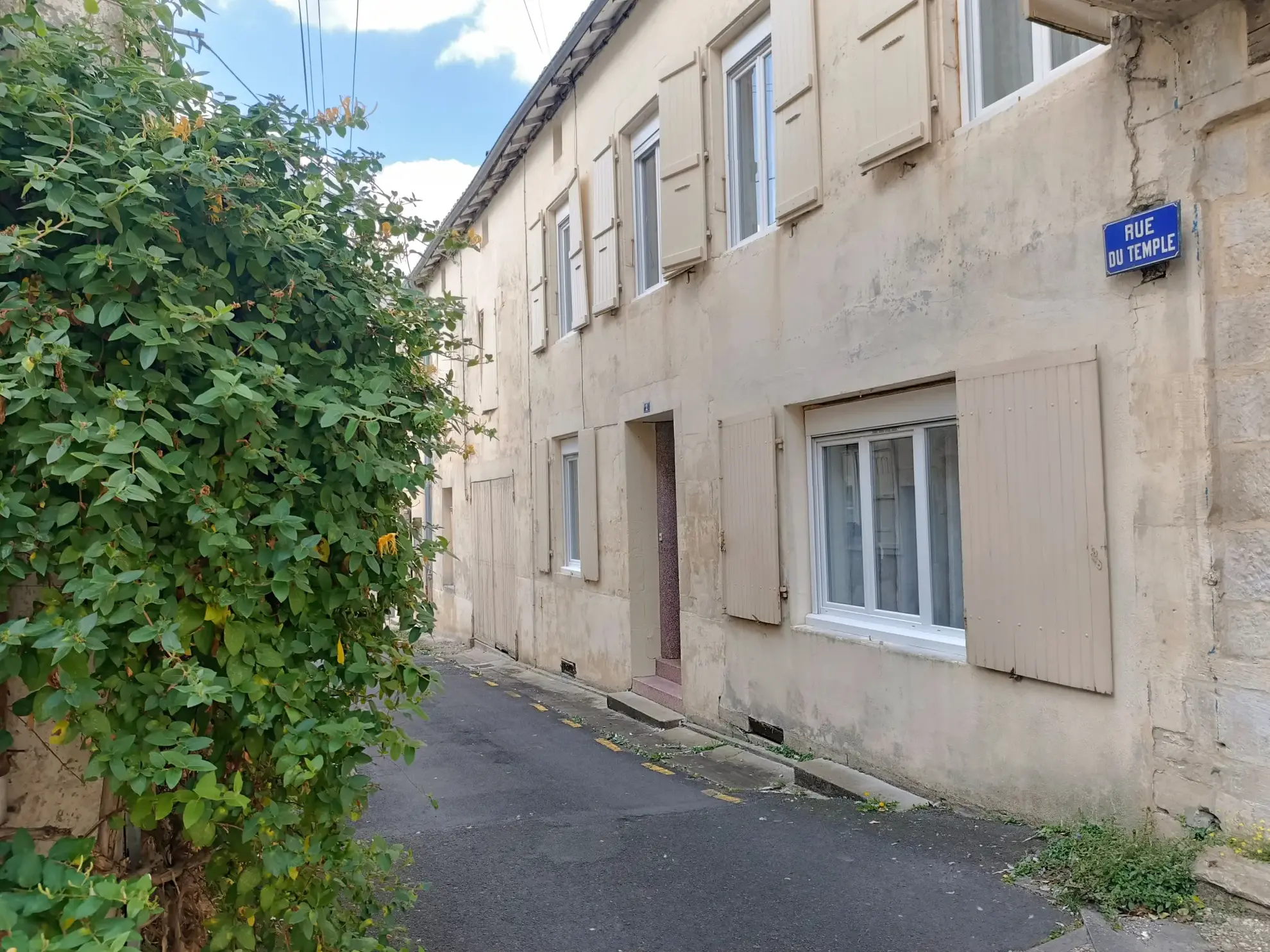 Maison de ville à Chef-Boutonne avec garage, 4 chambres et chauffage pompe à chaleur 