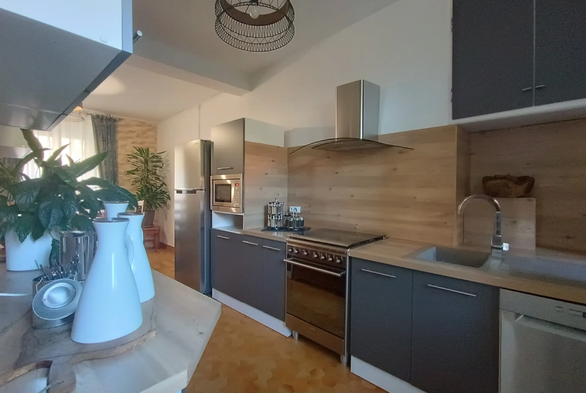 Maison de ville à Chef-Boutonne avec garage, 4 chambres et chauffage pompe à chaleur 