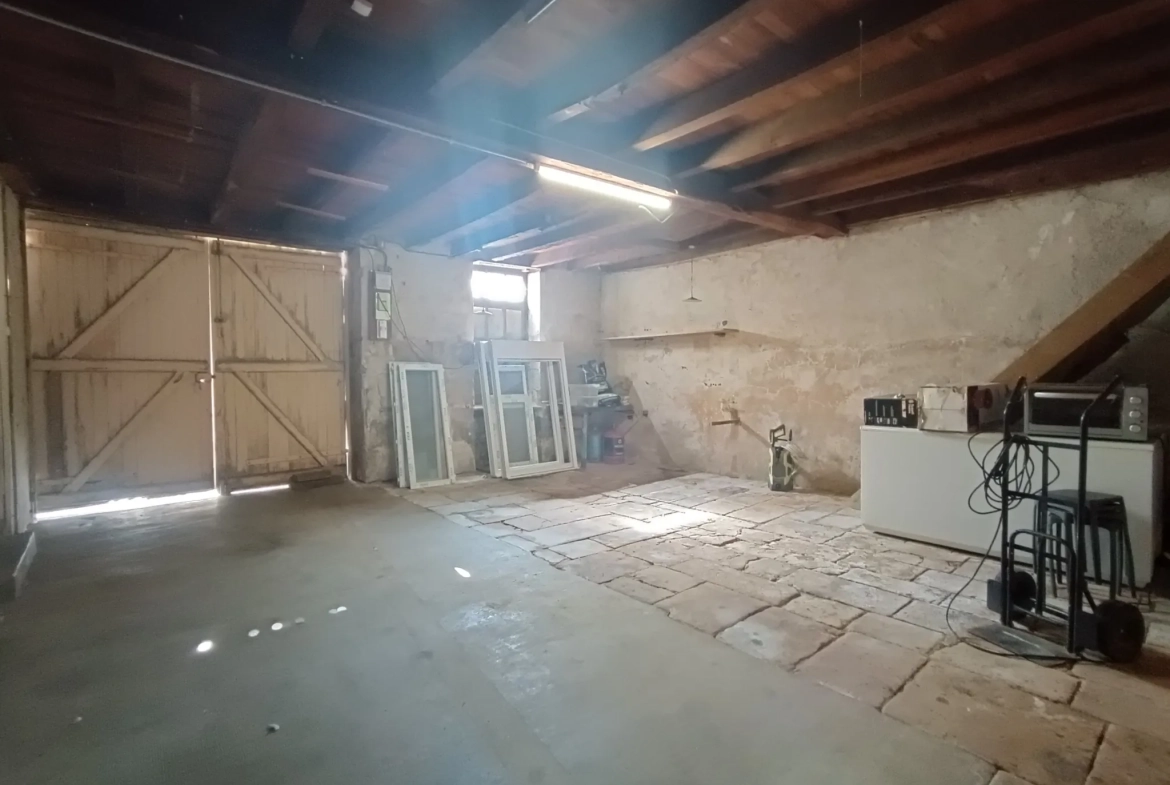 Maison de ville à Chef-Boutonne avec garage, 4 chambres et chauffage pompe à chaleur 