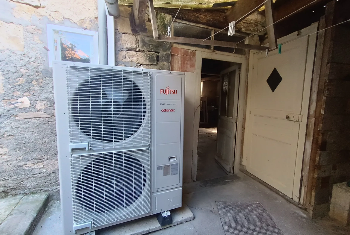 Maison de ville à Chef-Boutonne avec garage, 4 chambres et chauffage pompe à chaleur 