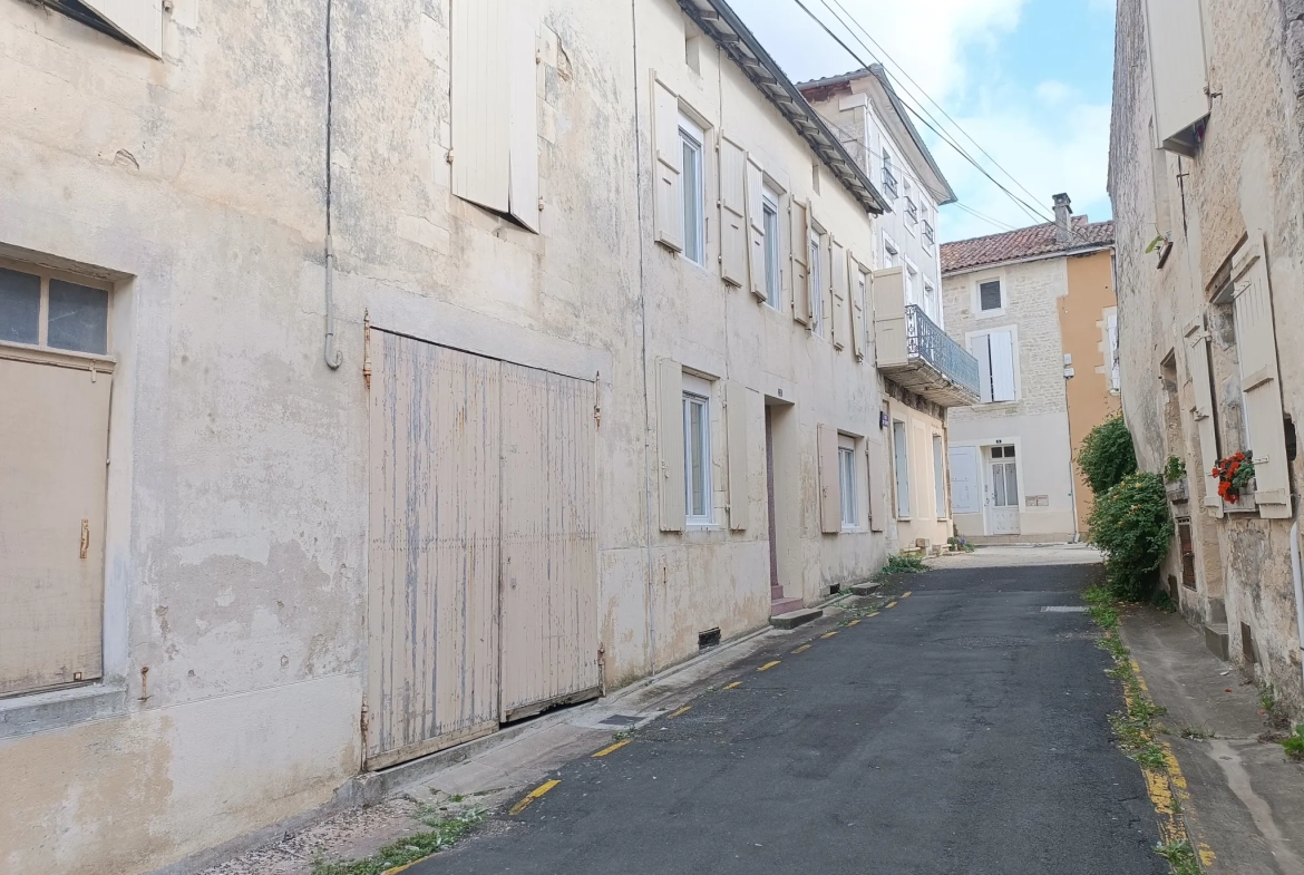 Maison de ville à Chef-Boutonne avec garage, 4 chambres et chauffage pompe à chaleur 