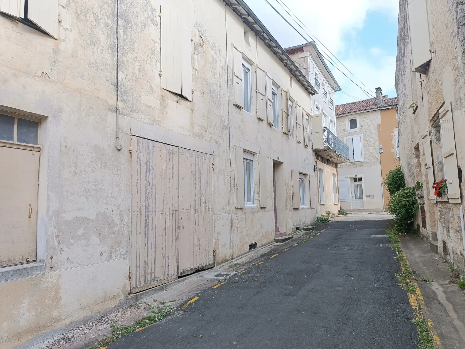 Maison de ville à Chef-Boutonne avec garage, 4 chambres et chauffage pompe à chaleur 