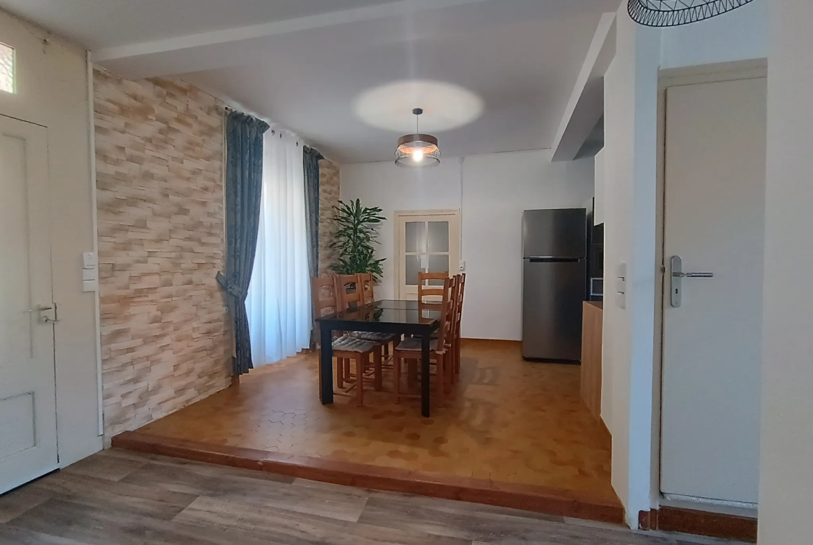 Maison de ville à Chef-Boutonne avec garage, 4 chambres et chauffage pompe à chaleur 