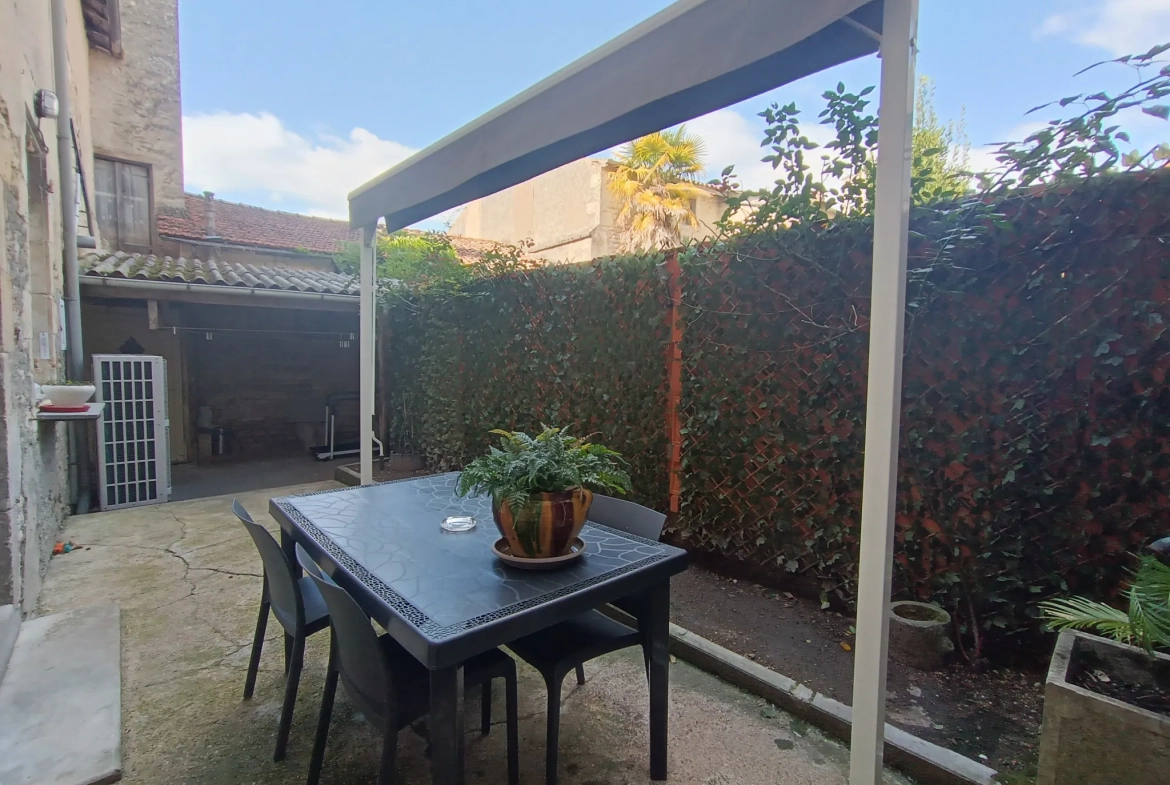 Maison de ville à Chef-Boutonne avec garage, 4 chambres et chauffage pompe à chaleur 