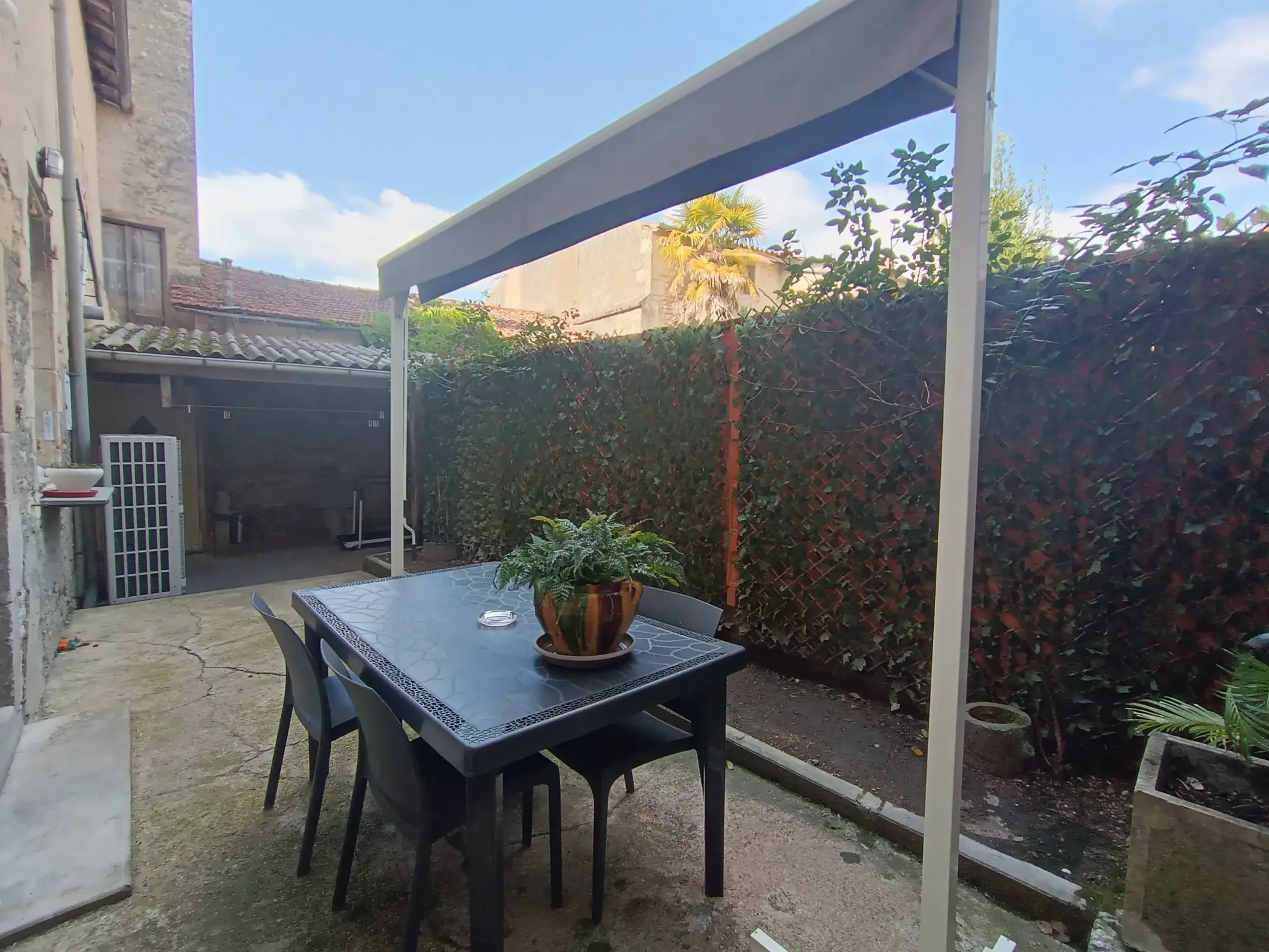 Maison de ville à Chef-Boutonne avec garage, 4 chambres et chauffage pompe à chaleur 