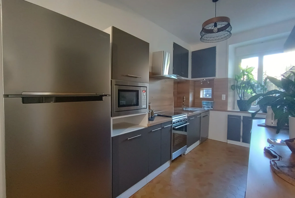 Maison de ville à Chef-Boutonne avec garage, 4 chambres et chauffage pompe à chaleur 