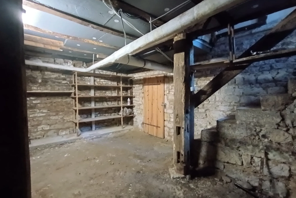 Maison de ville à Chef-Boutonne avec garage, 4 chambres et chauffage pompe à chaleur 