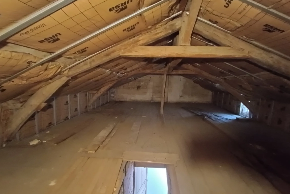Maison de ville à Chef-Boutonne avec garage, 4 chambres et chauffage pompe à chaleur 