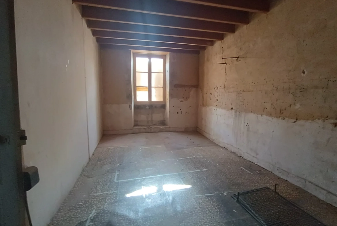 Maison de ville à Chef-Boutonne avec garage, 4 chambres et chauffage pompe à chaleur 