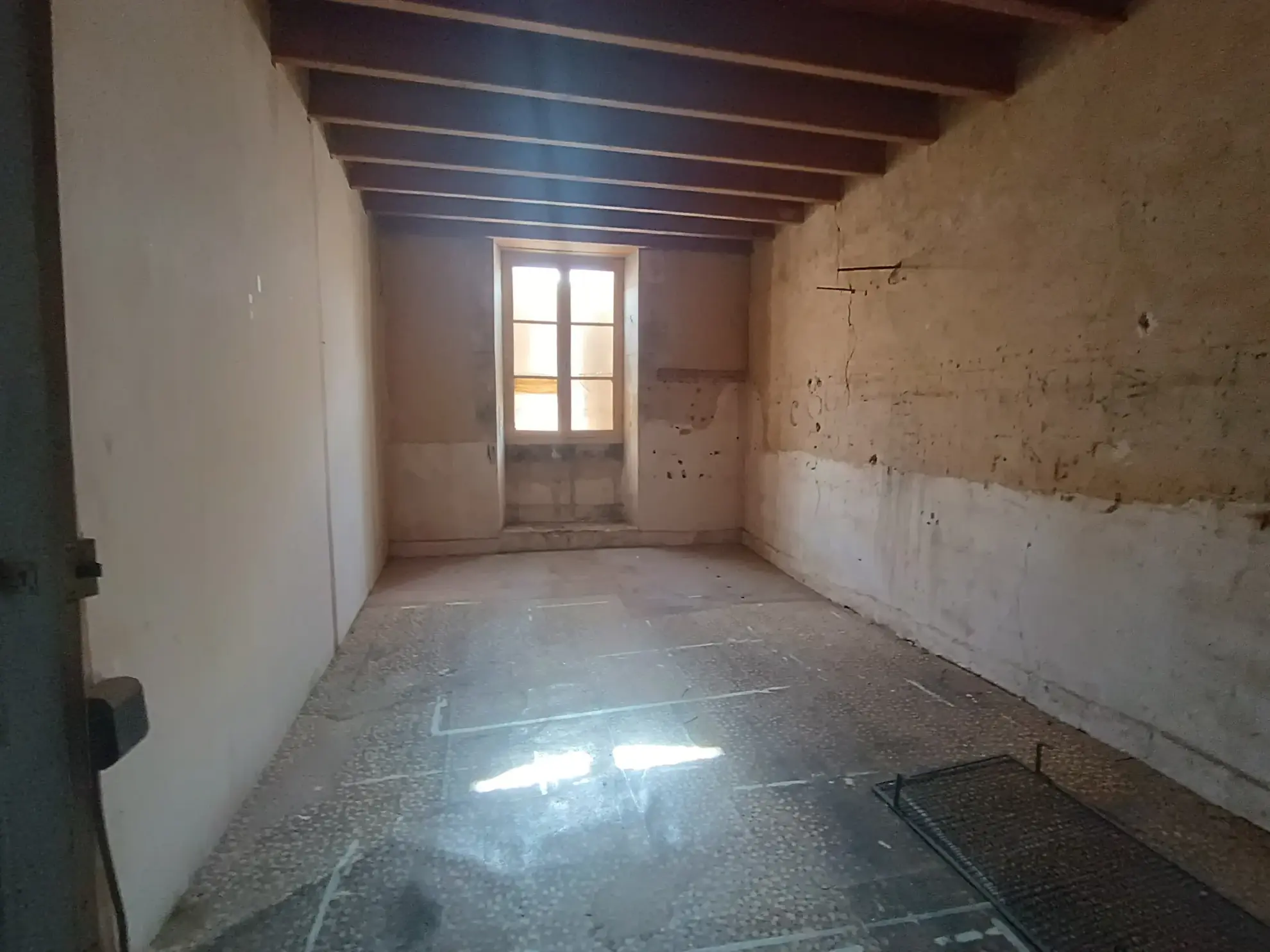 Maison de ville à Chef-Boutonne avec garage, 4 chambres et chauffage pompe à chaleur 