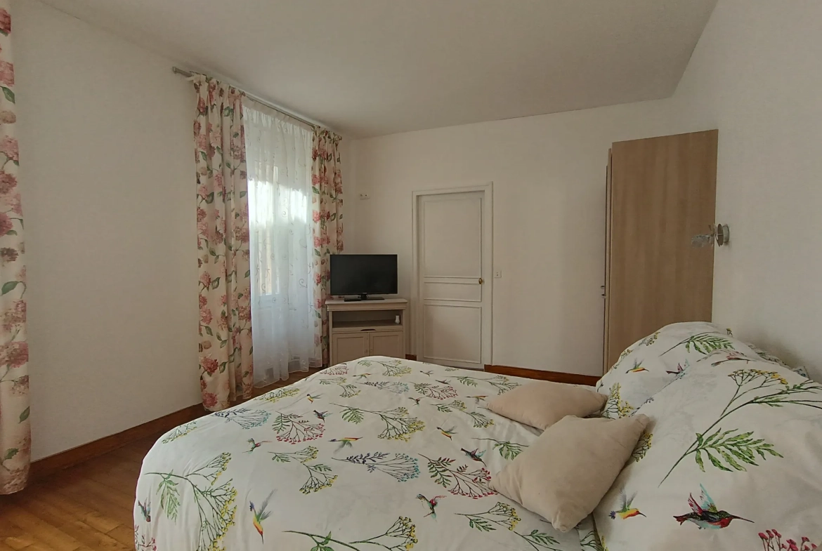 Maison de ville à Chef-Boutonne avec garage, 4 chambres et chauffage pompe à chaleur 