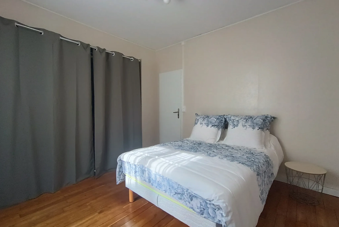 Maison de ville à Chef-Boutonne avec garage, 4 chambres et chauffage pompe à chaleur 