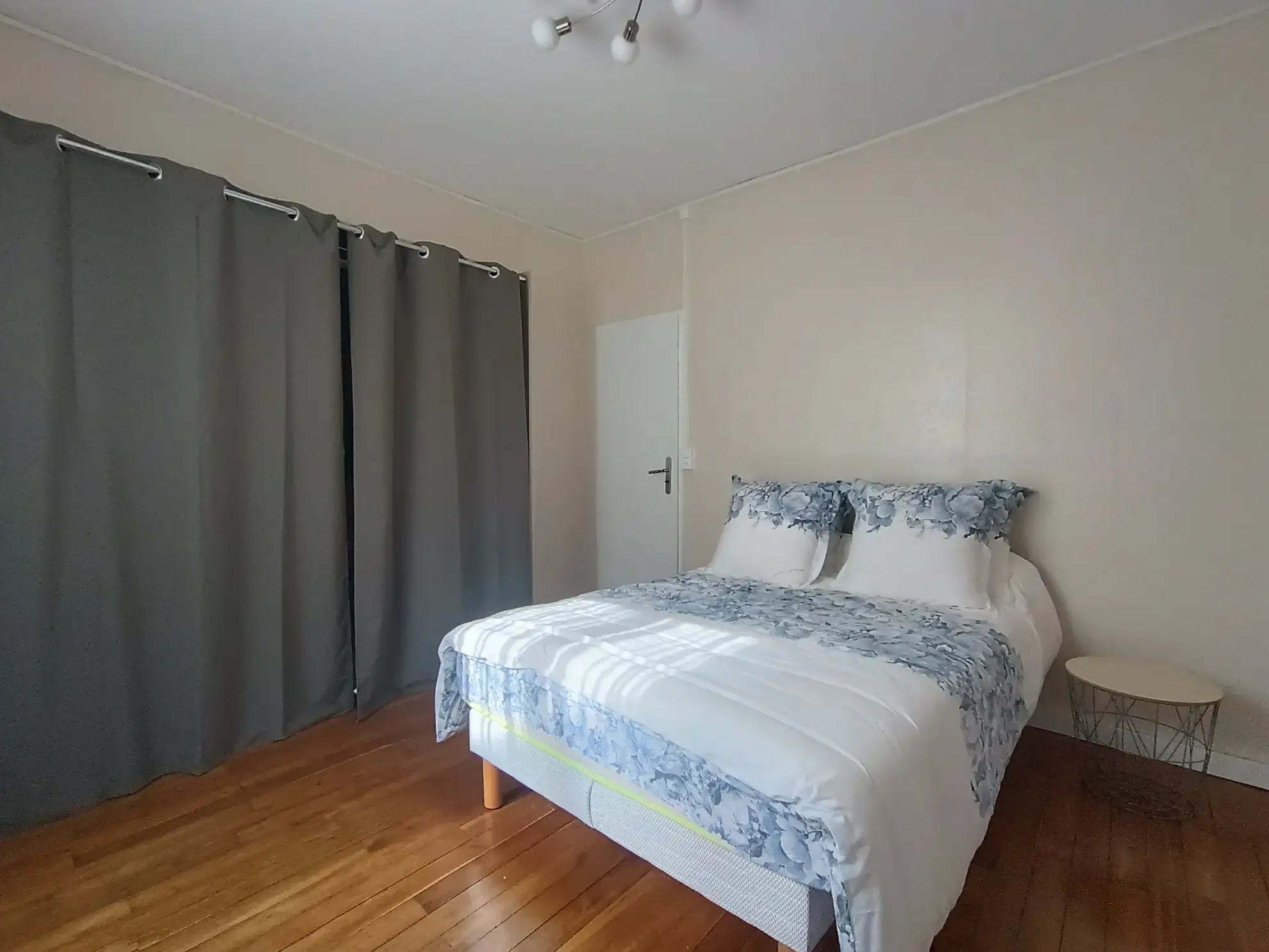 Maison de ville à Chef-Boutonne avec garage, 4 chambres et chauffage pompe à chaleur 