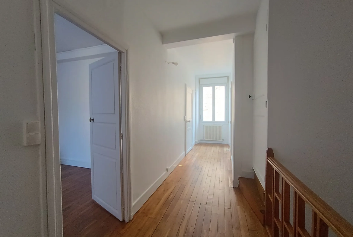 Maison de ville à Chef-Boutonne avec garage, 4 chambres et chauffage pompe à chaleur 