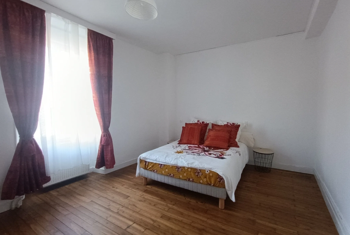 Maison de ville à Chef-Boutonne avec garage, 4 chambres et chauffage pompe à chaleur 