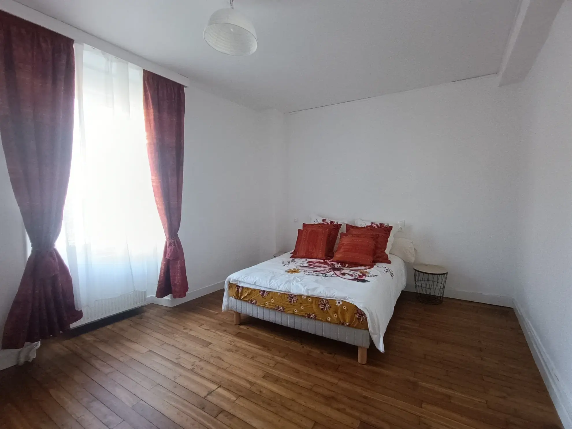Maison de ville à Chef-Boutonne avec garage, 4 chambres et chauffage pompe à chaleur 