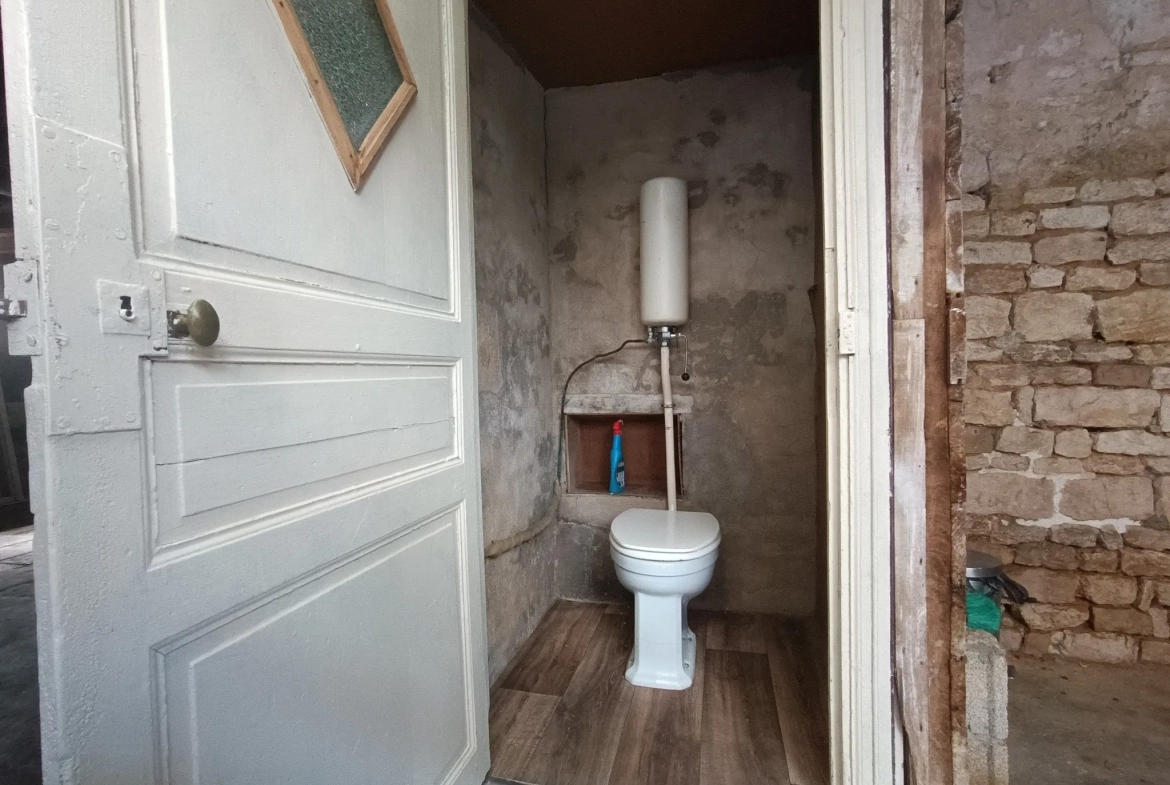 Maison de ville à Chef-Boutonne avec garage, 4 chambres et chauffage pompe à chaleur 