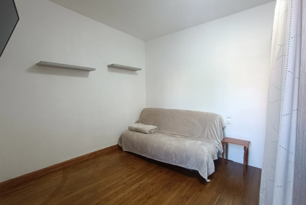 Maison de ville à Chef-Boutonne avec garage, 4 chambres et chauffage pompe à chaleur 