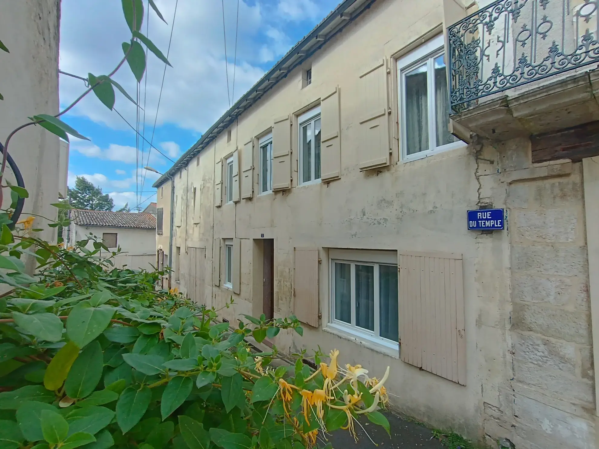Maison de ville à Chef-Boutonne avec garage, 4 chambres et chauffage pompe à chaleur 