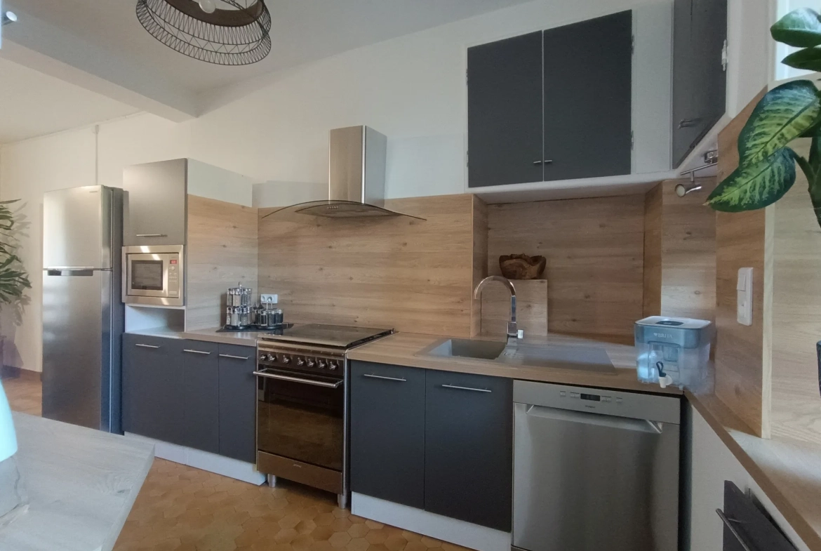 Maison de ville à Chef-Boutonne avec garage, 4 chambres et chauffage pompe à chaleur 