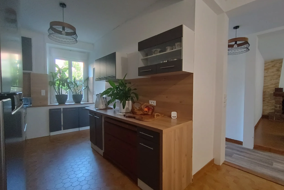 Maison de ville à Chef-Boutonne avec garage, 4 chambres et chauffage pompe à chaleur 