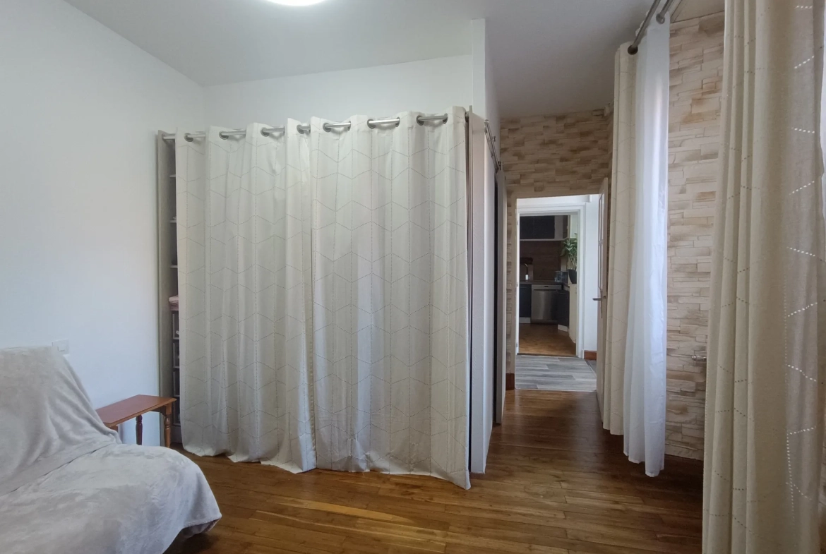 Maison de ville à Chef-Boutonne avec garage, 4 chambres et chauffage pompe à chaleur 