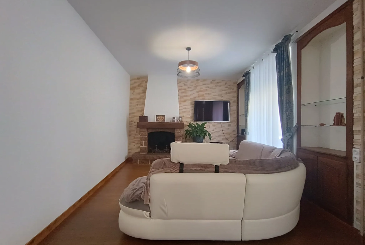 Maison de ville à Chef-Boutonne avec garage, 4 chambres et chauffage pompe à chaleur 