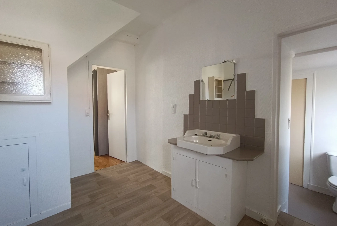 Maison de ville à Chef-Boutonne avec garage, 4 chambres et chauffage pompe à chaleur 
