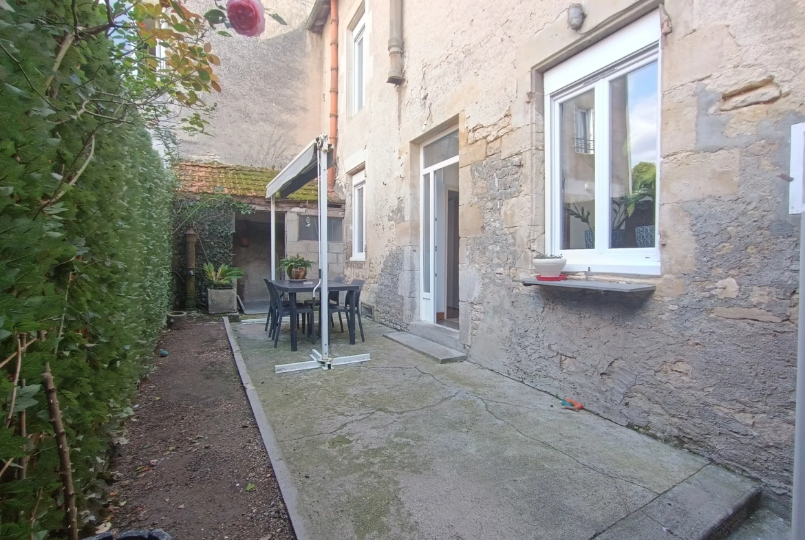 Maison de ville à Chef-Boutonne avec garage, 4 chambres et chauffage pompe à chaleur 