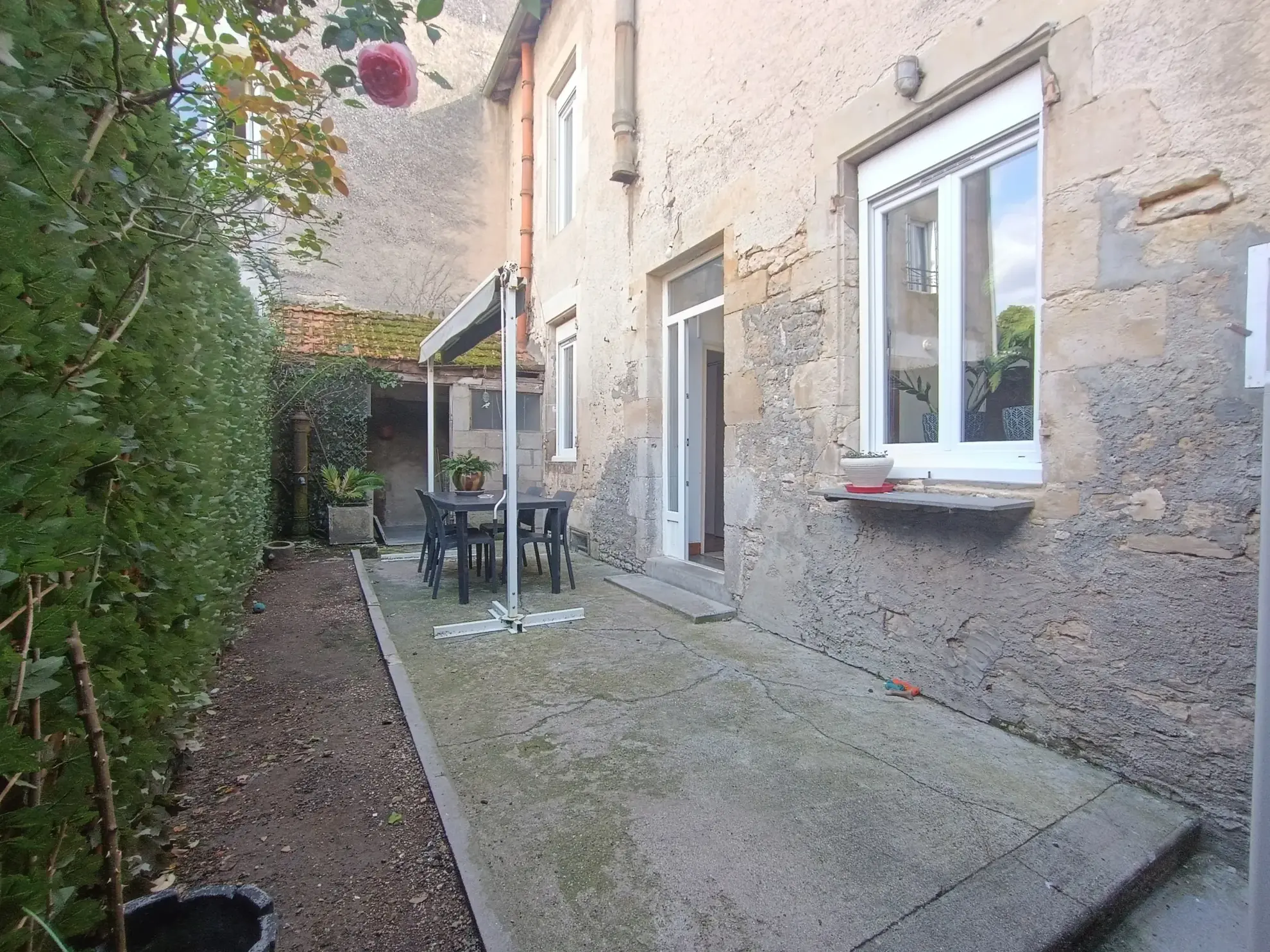 Maison de ville à Chef-Boutonne avec garage, 4 chambres et chauffage pompe à chaleur 
