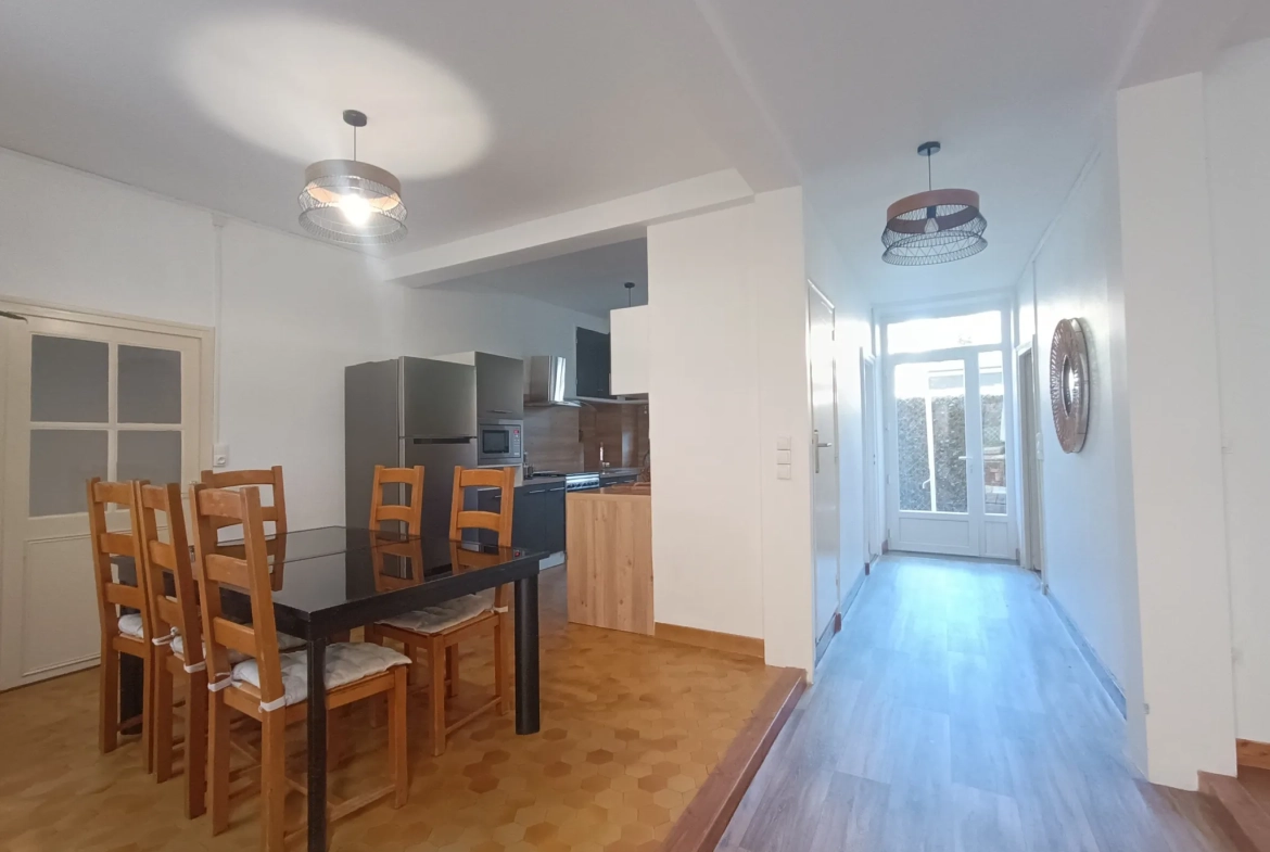 Maison de ville à Chef-Boutonne avec garage, 4 chambres et chauffage pompe à chaleur 