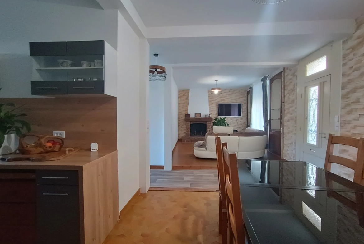 Maison de ville à Chef-Boutonne avec garage, 4 chambres et chauffage pompe à chaleur 