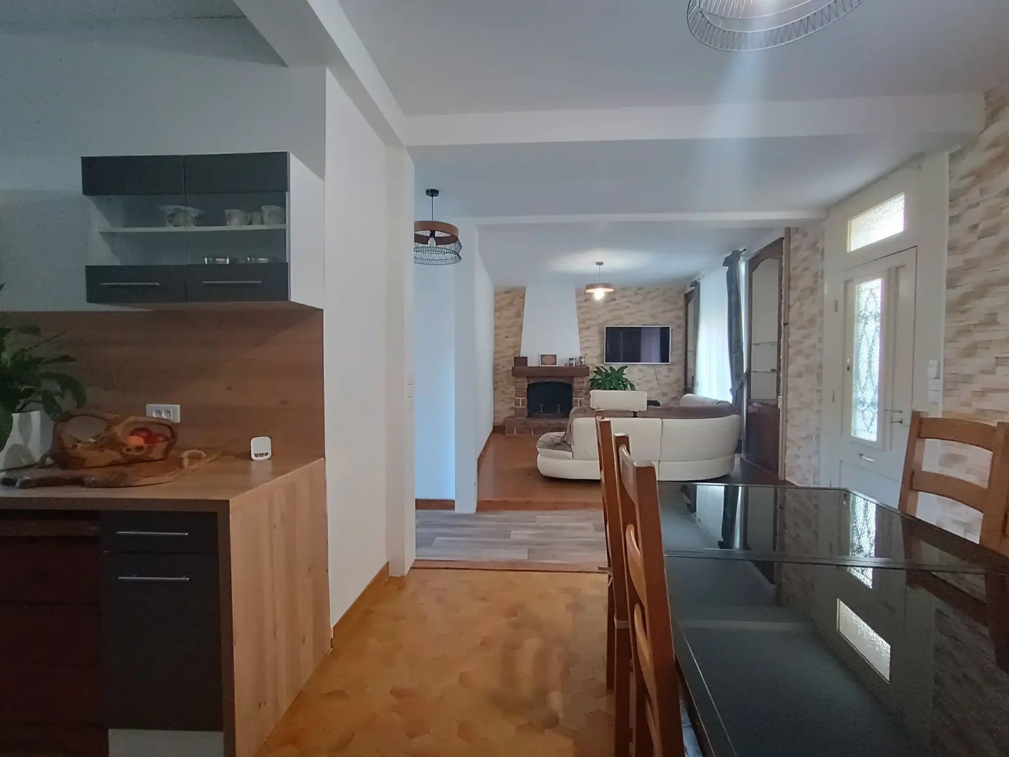 Maison de ville à Chef-Boutonne avec garage, 4 chambres et chauffage pompe à chaleur 
