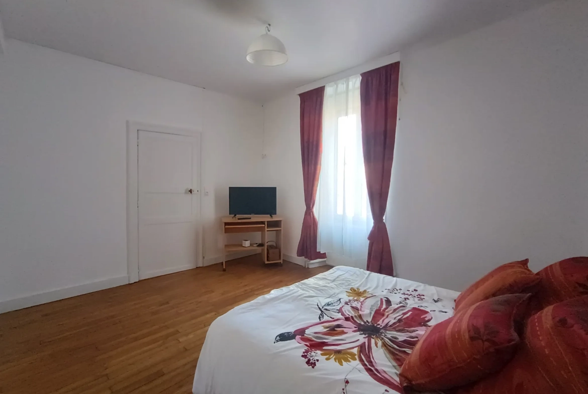 Maison de ville à Chef-Boutonne avec garage, 4 chambres et chauffage pompe à chaleur 